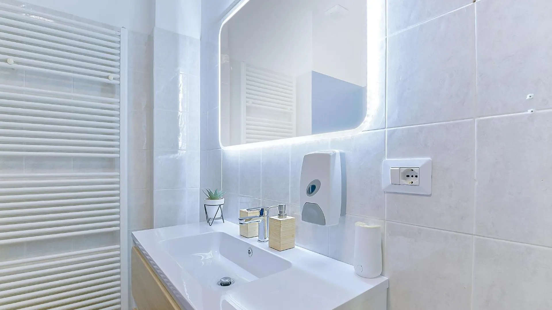 Taron House - Bologna Center Station & Fiera Apartment
